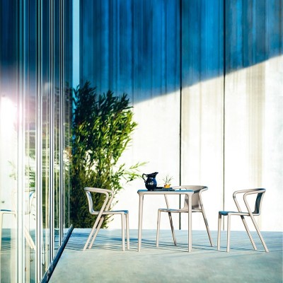 terraza exterior con Mesa cuadrada Air de Magis beige terraza exterior con Mesa cuadrada Air de Magis beige