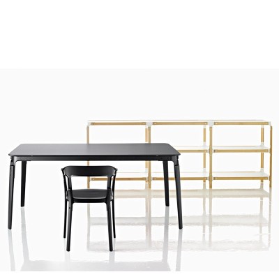 ambiente Mesa Steelwood Magis negra y estantería
