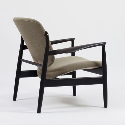 Butaca tapizada France Chair roble negro de Finn Juhl en Moises Showroom