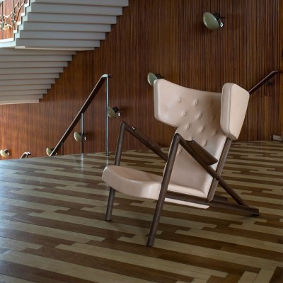 Ambiente sillón Grasshopper nogal de Finn Juhl en Moises Showroom