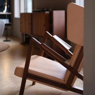 Detalle sillón Grasshopper nogal de Finn Juhl en Moises Showroom Detalle sillón Grasshopper nogal de Finn Juhl en Moises Showroom
