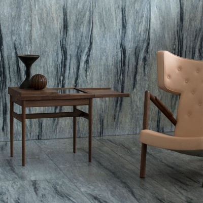 Mesa Art Collector y sillón grasshopper de House of Finn Juhl en Moises Showroom Mesa Art Collector y sillón grasshopper de House of Finn Juhl en Moises Showroom
