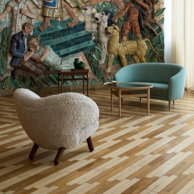 Sofá de 2 plazas Little Mother, mesa eye y sillón Pelican de Finn Juhl en Moises Showroom Sofá de 2 plazas Little Mother, mesa eye y sillón Pelican de Finn Juhl en Moises Showroom