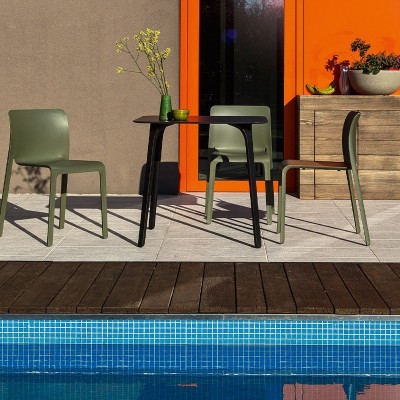 terraza con sillas Silla First Magis verde oliva terraza con sillas Silla First Magis verde oliva