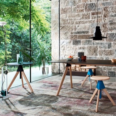 ambiente con Mesa Butch Magis sobre negro patas haya ambiente con Mesa Butch Magis sobre negro patas haya