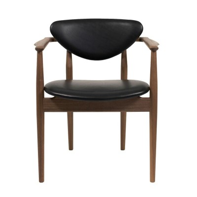 109 Chair leather Finn Juhl en Moises Showroom 109 Chair leather Finn Juhl en Moises Showroom