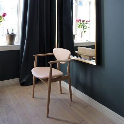 Silla 109 Chair en roble de Finn Juhl en Moises Showroom Silla 109 Chair en roble de Finn Juhl en Moises Showroom