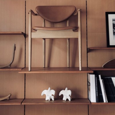 Silla 109 Chair en roble de Finn Juhl en Moises Showroom Silla 109 Chair en roble de Finn Juhl en Moises Showroom