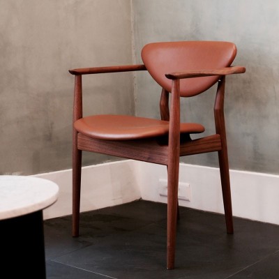 Silla 109 Chair en nogal de Finn Juhl en Moises Showroom Silla 109 Chair en nogal de Finn Juhl en Moises Showroom