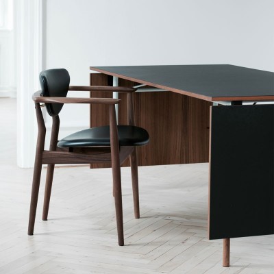 Silla 109 Chair en nogal de Finn Juhl en Moises Showroom Silla 109 Chair en nogal de Finn Juhl en Moises Showroom