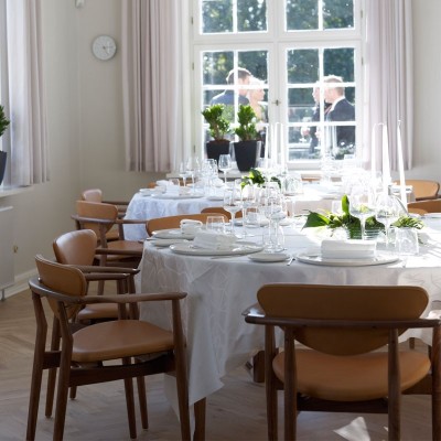 Silla 109 Chair en nogal de Finn Juhl en Moises Showroom Silla 109 Chair en nogal de Finn Juhl en Moises Showroom