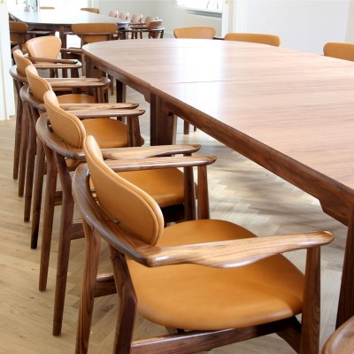 Silla 109 Chair en nogal de Finn Juhl en Moises Showroom Silla 109 Chair en nogal de Finn Juhl en Moises Showroom