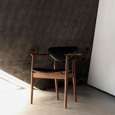 Silla 109 Chair en nogal de Finn Juhl en Moises Showroom Silla 109 Chair en nogal de Finn Juhl en Moises Showroom