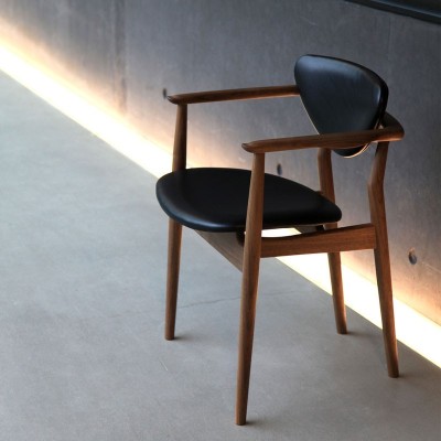 Silla 109 Chair en nogal de Finn Juhl en Moises Showroom Silla 109 Chair en nogal de Finn Juhl en Moises Showroom