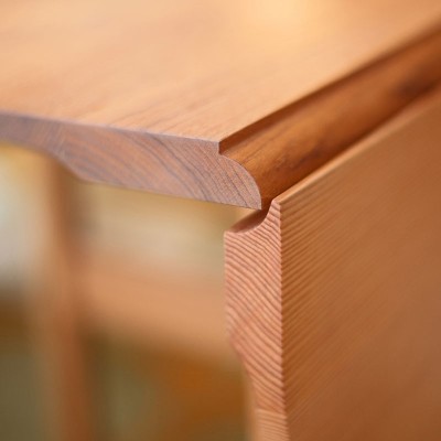 Detalle tablero Butterfly table de House of Finn Juhl en Moises Showroom Detalle tablero Butterfly table de House of Finn Juhl en Moises Showroom