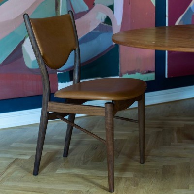 Silla 46 de Finn Juhl tapizado cuero en Moises Showroom Silla 46 de Finn Juhl tapizado cuero en Moises Showroom