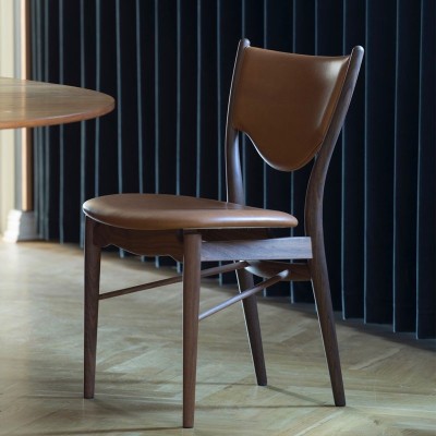 Silla 46 de Finn Juhl tapizado cuero en Moises Showroom Silla 46 de Finn Juhl tapizado cuero en Moises Showroom