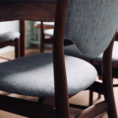 Silla 46 de Finn Juhl tapizado tela en Moises Showroom Silla 46 de Finn Juhl tapizado tela en Moises Showroom