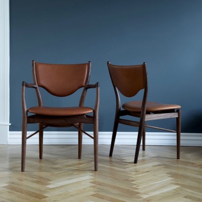 Silla 46 con brazos y silla 46 de Finn Juhl tapizado cuero en Moises Showroom Silla 46 con brazos y silla 46 de Finn Juhl tapizado cuero en Moises Showroom