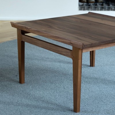 Mesa 500 cuadrada de Finn Juhl en Moises Showroom Mesa 500 cuadrada de Finn Juhl en Moises Showroom