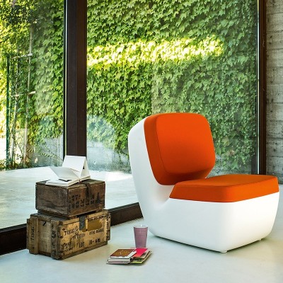 salón con Sillón Nimrod Magis blanco tapicería naranja salón con Sillón Nimrod Magis blanco tapicería naranja