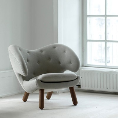 Sillón Pelican Chair con botones gris de House of Finn Juhl en Moises Showroom Sillón Pelican Chair con botones gris de House of Finn Juhl en Moises Showroom