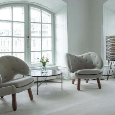 Sillón gris Pelican Chair con botones de House of Finn Juhl en Moises Showroom Sillón gris Pelican Chair con botones de House of Finn Juhl en Moises Showroom