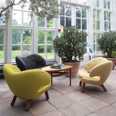 Sillónes Pelican Chair con botones de House of Finn Juhl en Moises Showroom Sillónes Pelican Chair con botones de House of Finn Juhl en Moises Showroom