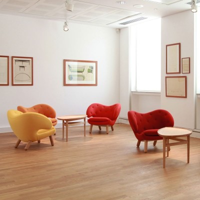 Sillónes colores Pelican Chair con botones de House of Finn Juhl en Moises Showroom Sillónes colores Pelican Chair con botones de House of Finn Juhl en Moises Showroom