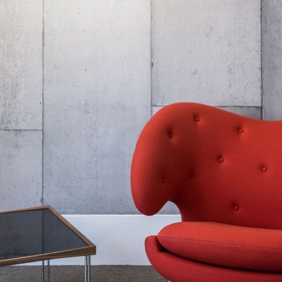 Sillón Pelican Chair rojo con botones de House of Finn Juhl en Moises Showroom Sillón Pelican Chair rojo con botones de House of Finn Juhl en Moises Showroom