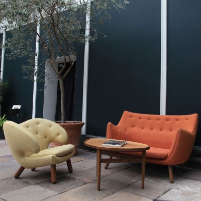 Sillón Pelican Chair amarillo con botones de House of Finn Juhl en Moises Showroom Sillón Pelican Chair amarillo con botones de House of Finn Juhl en Moises Showroom