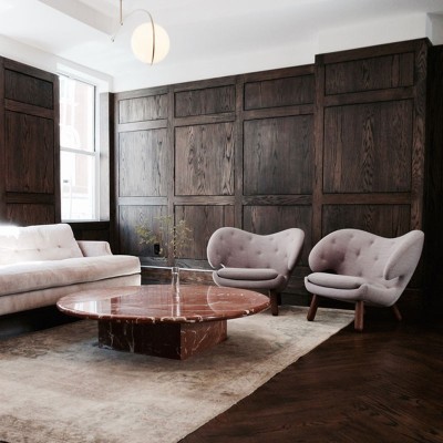 Sillón Pelican Chair gris con botones de House of Finn Juhl en Moises Showroom Sillón Pelican Chair gris con botones de House of Finn Juhl en Moises Showroom