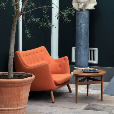Sofá Poet naranja de House of Finn Juhl en Moises Showroom Sofá Poet naranja de House of Finn Juhl en Moises Showroom