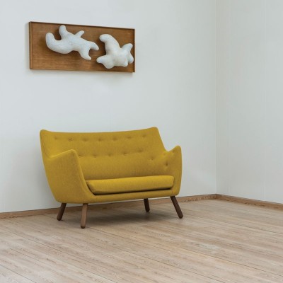 Sofá Poet mostaza de House of Finn Juhl en Moises Showroom Sofá Poet mostaza de House of Finn Juhl en Moises Showroom