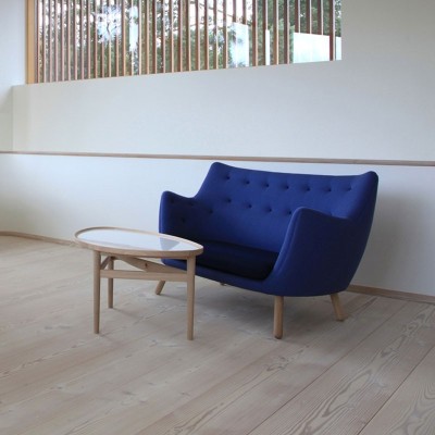 Sofá Poet azul de House of Finn Juhl en Moises Showroom Sofá Poet azul de House of Finn Juhl en Moises Showroom