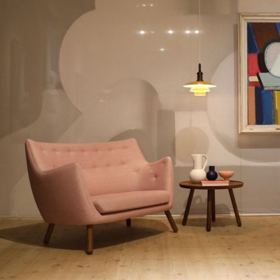 Sofá Poet de House of Finn Juhl en Moises Showroom Sofá Poet de House of Finn Juhl en Moises Showroom