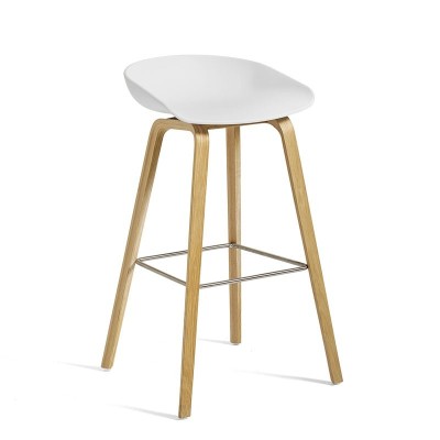 Sobre um banco alto Stool 32 da HAY Sobre um banco alto Stool 32 da HAY