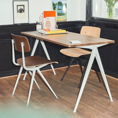 Silla Result de HAY roble ahumado y estructura beige en Moises Showroom