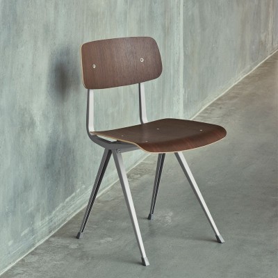Silla Result de HAY roble ahumado y estructura beige en Moises Showroom