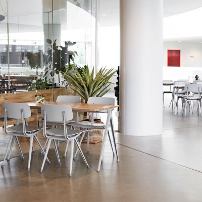 Silla Result de HAY roble y estructura beige en Moises Showroom Silla Result de HAY roble y estructura beige en Moises Showroom