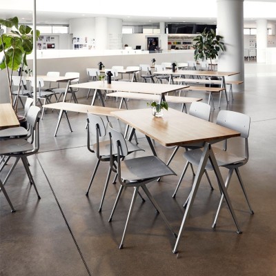 Silla Result de HAY roble y estructura beige en Moises Showroom Silla Result de HAY roble y estructura beige en Moises Showroom