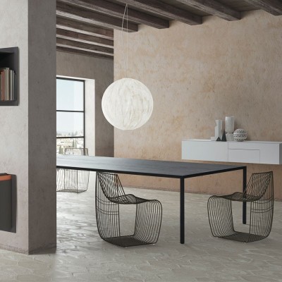 Mesa Tense Material Wood carbón de MDF Italia en Moises Showroom Mesa Tense Material Wood carbón de MDF Italia en Moises Showroom