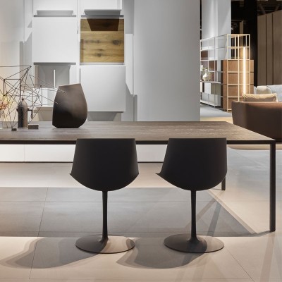 Mesa Tense Material Wood carbón de MDF Italia en Moises Showroom Mesa Tense Material Wood carbón de MDF Italia en Moises Showroom