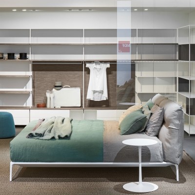 Cama Yale bed de MDF Italia en Moises Showroom Cama Yale bed de MDF Italia en Moises Showroom