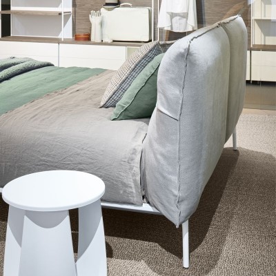 Cama Yale bed de MDF Italia en Moises Showroom Cama Yale bed de MDF Italia en Moises Showroom