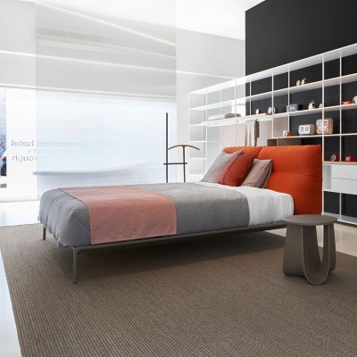 Cama Yale bed de MDF Italia en Moises Showroom Cama Yale bed de MDF Italia en Moises Showroom