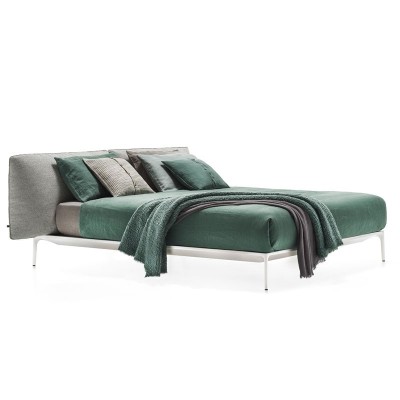 Cama Yale con cabecero bajo de MDF Italia en Moises Showroom Cama Yale con cabecero bajo de MDF Italia en Moises Showroom