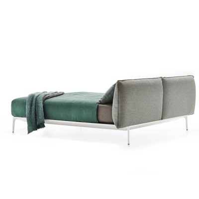 Cama Yale con cabecero bajo de MDF Italia en Moises Showroom Cama Yale con cabecero bajo de MDF Italia en Moises Showroom