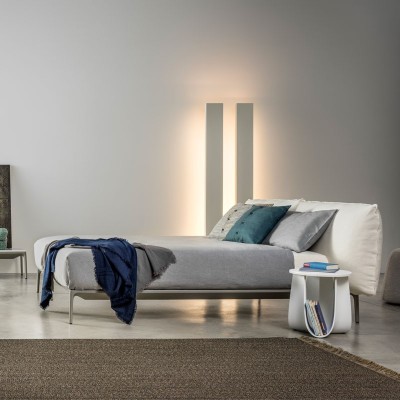 Cama Yale con cabecero bajo de MDF Italia en Moises Showroom Cama Yale con cabecero bajo de MDF Italia en Moises Showroom