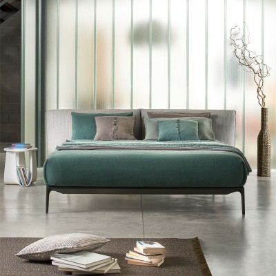 Cama Yale con cabecero bajo de MDF Italia en Moises Showroom Cama Yale con cabecero bajo de MDF Italia en Moises Showroom